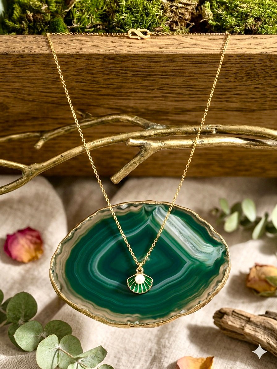 Minimal Golden Shell & Pearl Chain